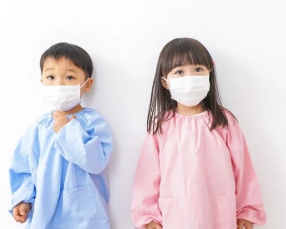 マスクをした親子